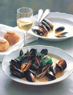 Steamed mussels with sauce poulette