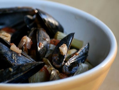 Steamed mussels with tomato and fennel