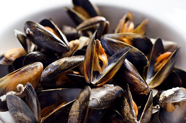 Steamed mussels with wine and shallots
