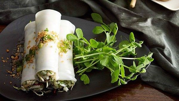 Steamed noodle rolls with crab, ginger and spring onion
