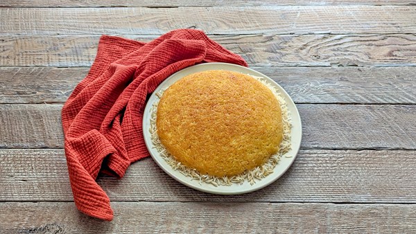 Steamed saffron rice with golden crust (Chelo ba tahdig)