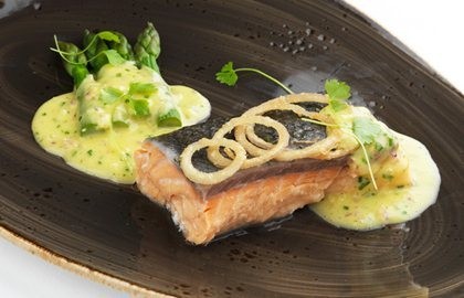 Steamed salmon fillet with asparagus spears and red onion Hollandaise