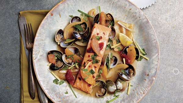 Steamed salmon with fennel and citrus