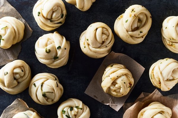 Steamed scallion buns (Hua juan)