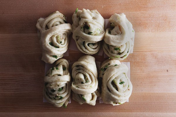 Steamed scallion rolls