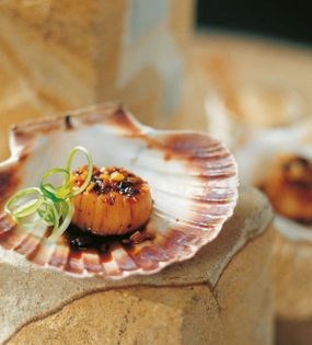 Steamed scallops with black bean dressing