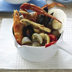 Steamed seafood in a broth with lawar