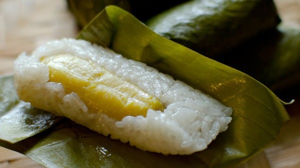 Steamed sticky rice cakes with banana