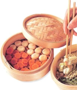 Steaming vegetables: bamboo steamer method