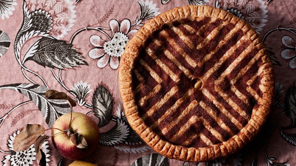 Stencil double-crust apple pie