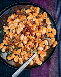 Stewed cannellini beans with tomatoes and guanciale