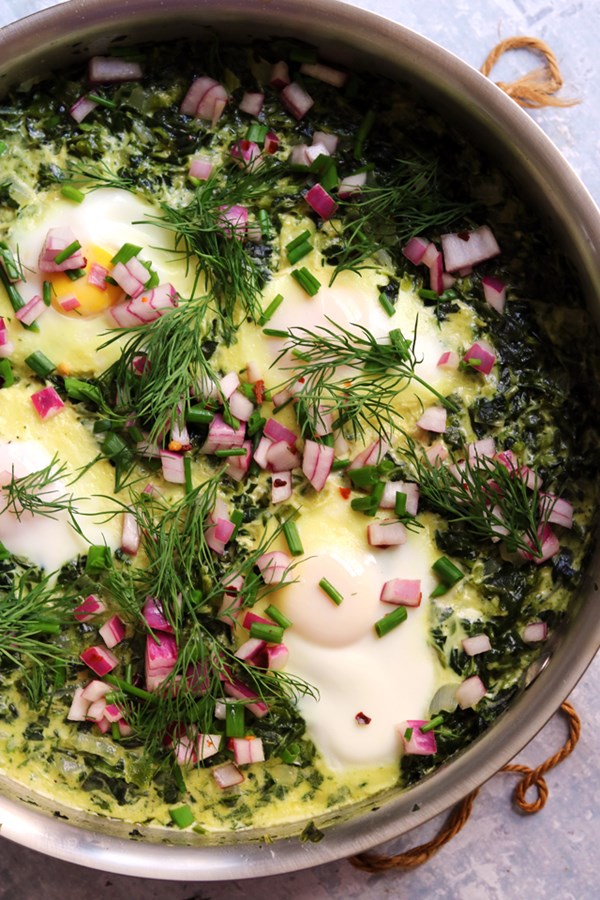 Stewed herby spinach eggs