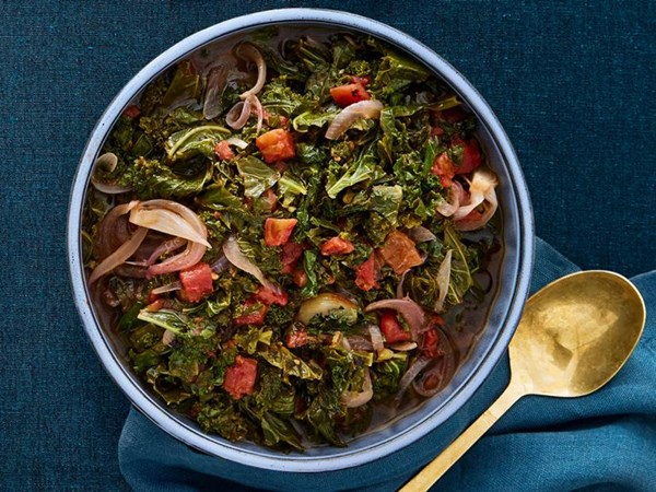 Stewed kale with red onions 