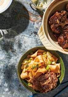Stewed oxtail (腊汁牛尾)