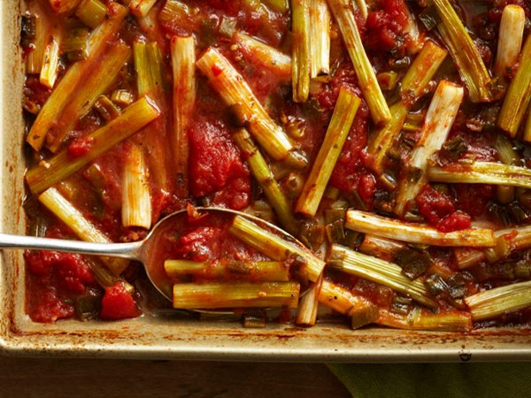 Stewed scallions and tomatoes