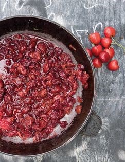 Stewed sour cherries (Alubis shechamandi)
