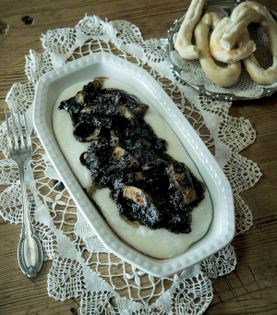 Stewed squid with ink (Seppie in nero con polenta)