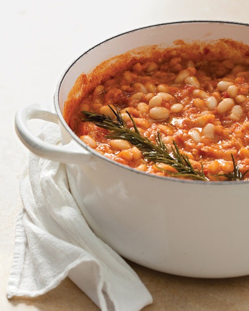Stewed white beans with tomatoes and rosemary