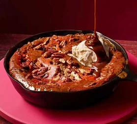 Sticky banana, date & pecan skillet pudding
