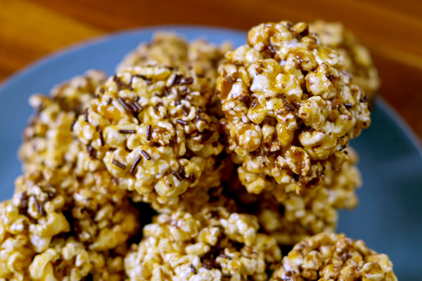 Sticky caramel popcorn