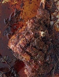 Sticky honey and mustard marinated slow-cooked leg of lamb (Langtidsbagt lam med honning og sennep)