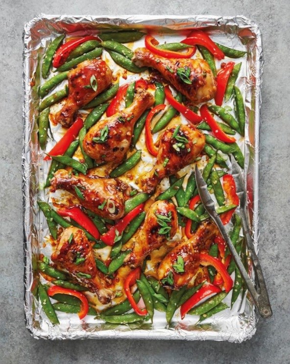 Sticky honey-garlic drumsticks with peppers & snap peas