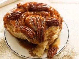 Sticky pecan caramel rolls