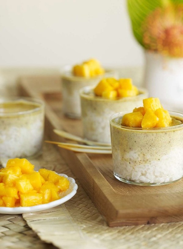 Sticky rice and coconut puddings with papaya