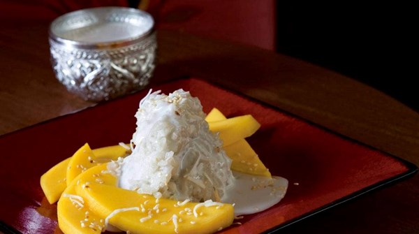 Sticky rice and mangoes
