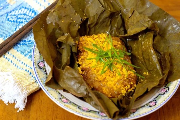 Sticky rice in lotus leaf (Lo mai gai)