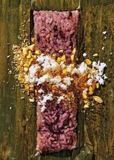 Sticky rice steamed in banana leaves (Suman)