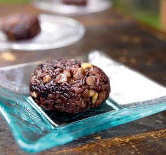 Sticky rice with dried fruit and nuts (Heukmi joomeokbap)