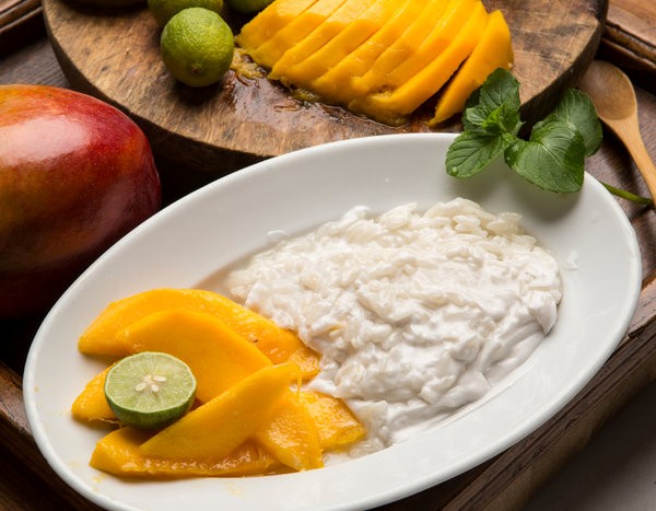 Sticky rice with mango