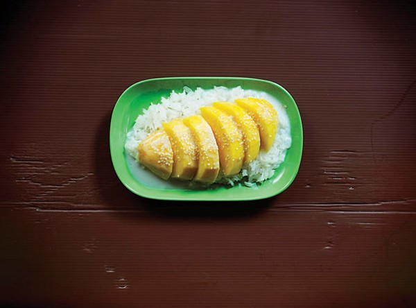 Sticky rice with mango and salty-sweet coconut cream (Khao niaw mamuang)