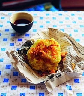 Sticky rice with turmeric and mung beans