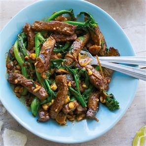 Sticky stir-fried beef with broccoli and cashew nuts