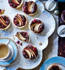 Sticky toffee apple mince pies