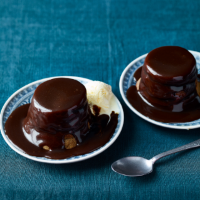 Sticky toffee date puddings