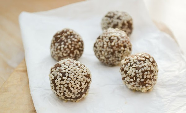 Sticky toffee pudding raw energy balls