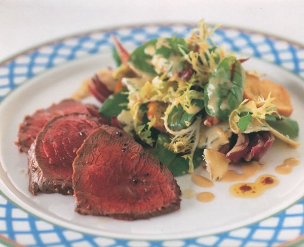 Stilton and red-onion salad with peppered beef fillet