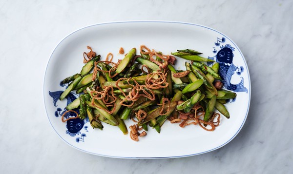 Stir-fried asparagus with bacon and crispy shallots