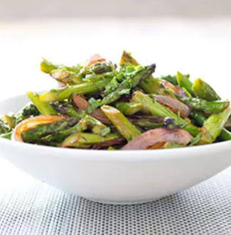 Stir-fried asparagus with red onion