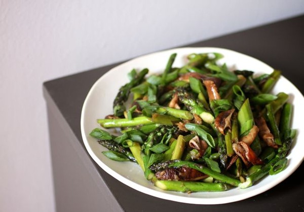 Stir-fried asparagus with shiitake mushrooms