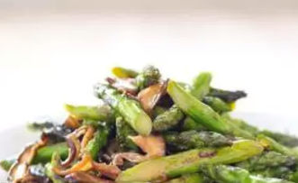 Stir-fried asparagus with shiitake mushrooms
