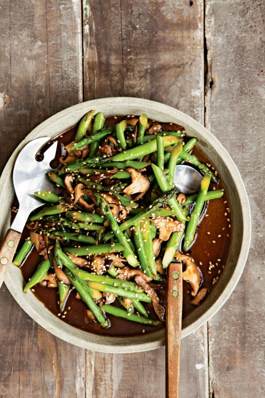 Stir-fried asparagus with shiitakes and sesame seeds