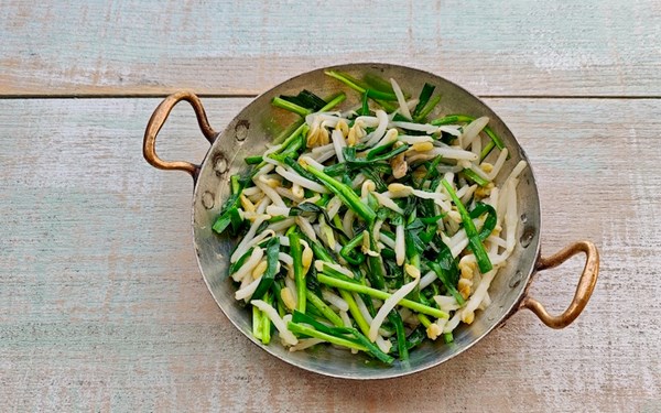 Stir-fried bean sprouts & garlic chives