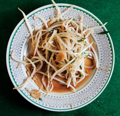 Stir-fried bean sprouts with Chinese chives (Tauge goreng)