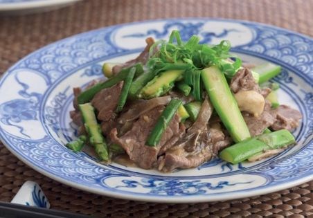 Stir-fried beef with asparagus and wild mushrooms