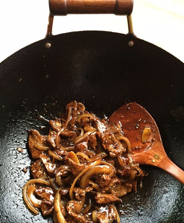 Stir-fried beef with black pepper