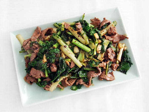 Stir-fried beef with kale and frisée in black bean sauce
